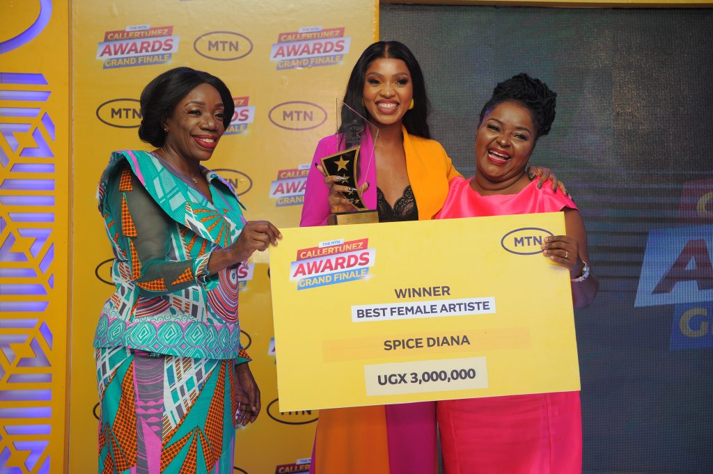Spice Diana C was the MTN Peoples female artiste of choice. Racheal Magoola L and Joanita Kawalya handed her the award and cheque