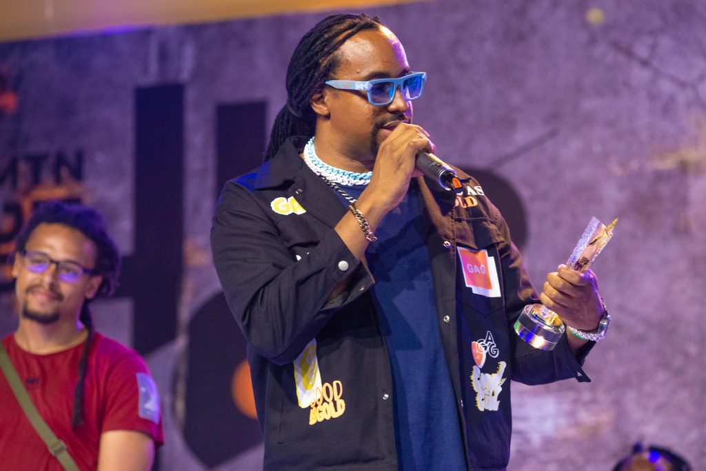 Navio recognised as the male artist of the year for his song 30 seconds to Hollywood 1