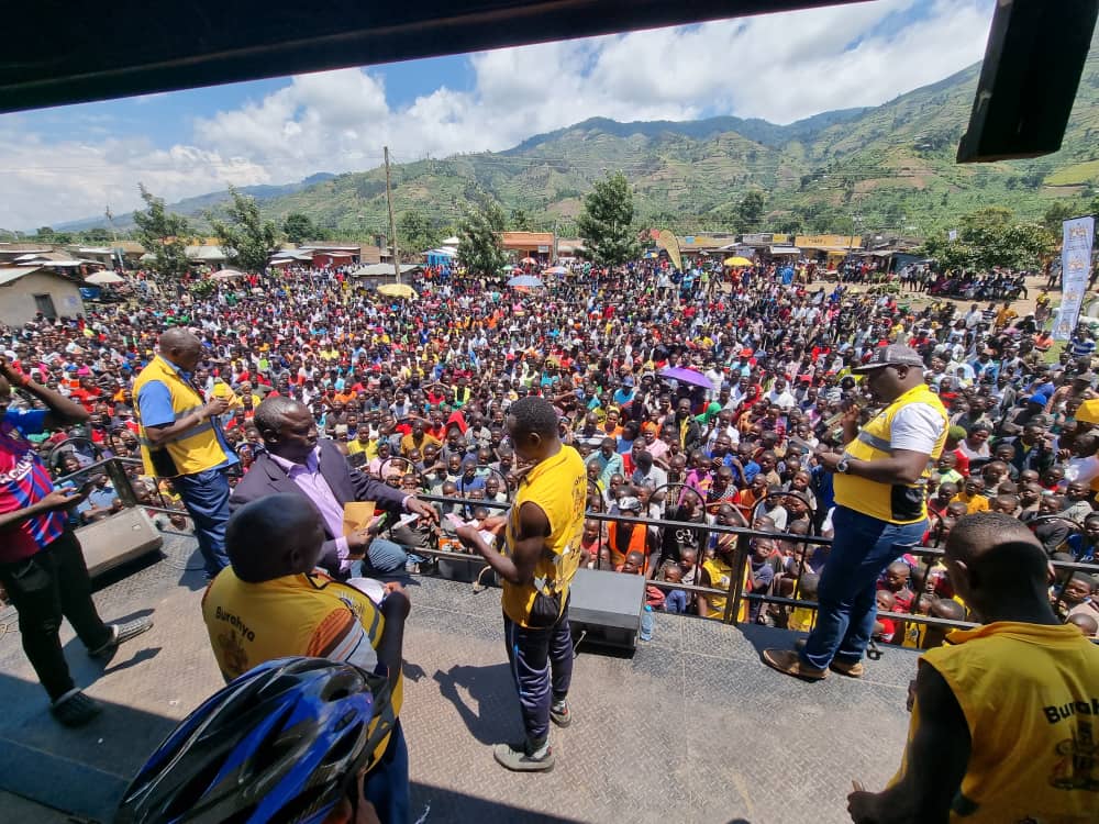 A mammoth crowd at the Burahya county MTN Tooro Kingdom bicycle race awarding ceremony 1