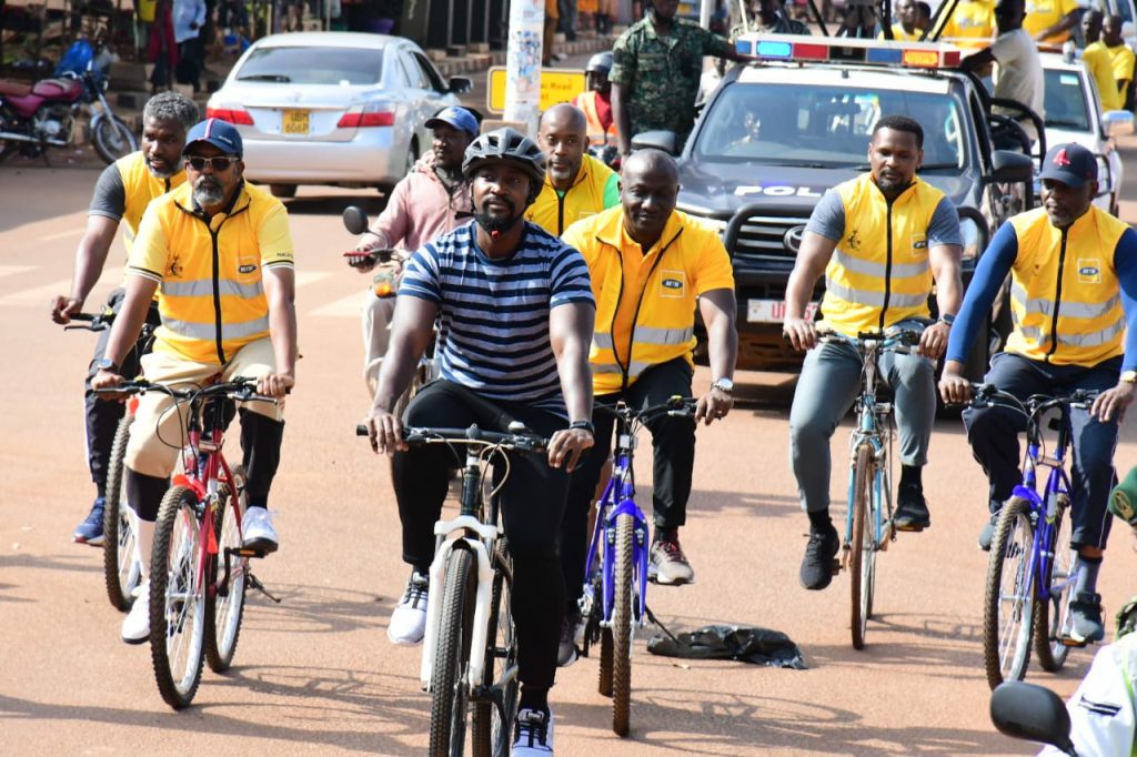 The Kyabazinga accompanied by the Busoga Kingdom and MTN officials cycled in Jinja town to flag off the cyclists